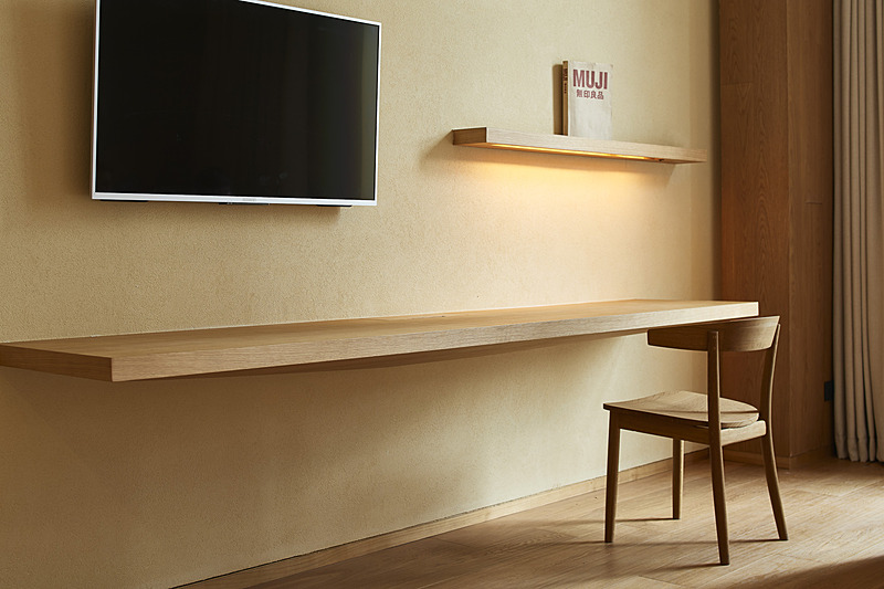 全体のコンセプト、客室内のデザインを良品計画が行ない、ベッドやタオル、アメニティなどは無印良品の商品を使用している