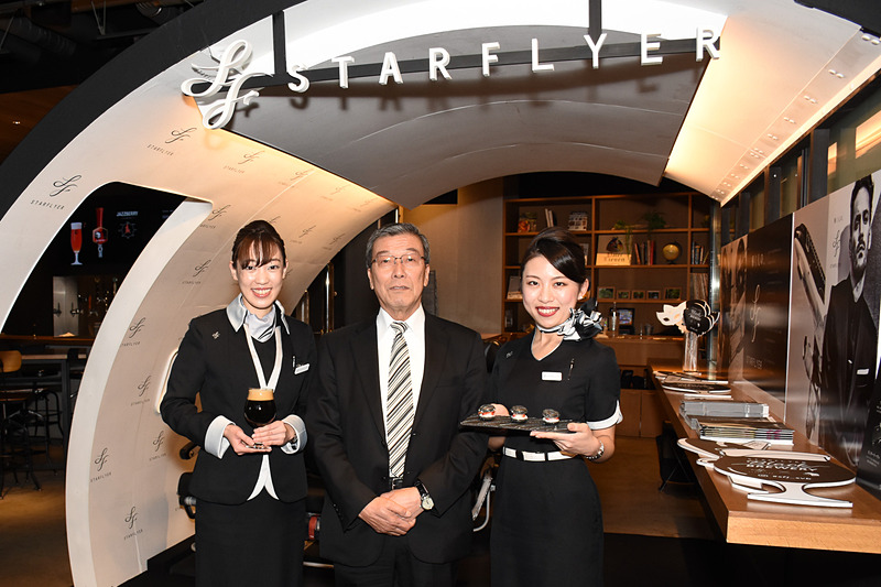 株式会社スターフライヤー 代表取締役 社長執行役員 松石禎己氏（中央）も来店した