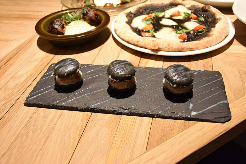 イチゴのあまおうをもっちりとしたマカロンでサンドした「黒マカロンとあまおうのサンド」（700円）。「Mother Comet ～Afterdark STARFLYER ver.～」と相性がよい