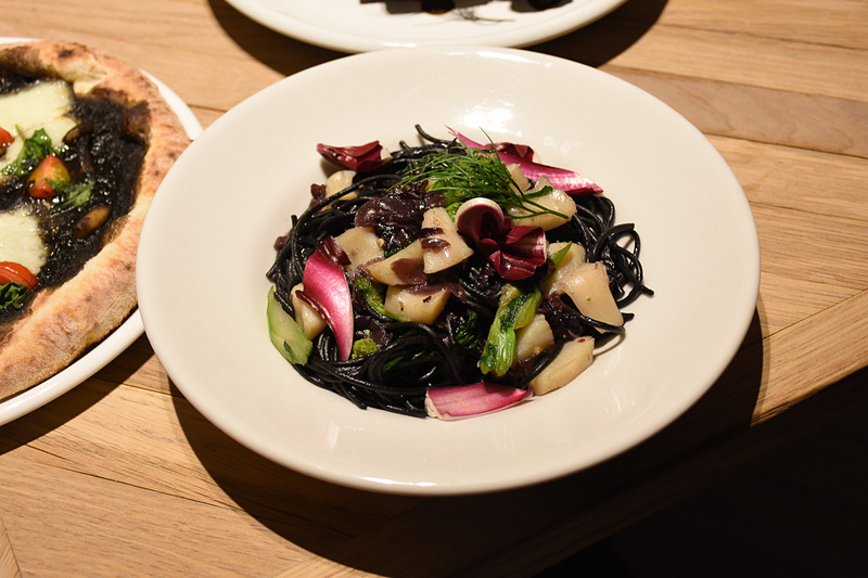 イカ墨をパスタに練り込んだ「帆立貝とチーマディラパのブラックスパゲティ」（1600円）