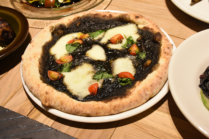 イカ墨をソースに使った「イカ墨のマルゲリータ」（1400円）