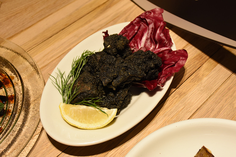 唯一レギュラーメニューとして存在する「黒からあげ」（900円）