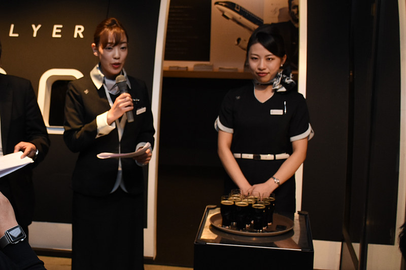 松石氏が音頭をとって樽開け。店内の客全員に「Mother Comet ～Afterdark STARFLYER ver.～」を振る舞った