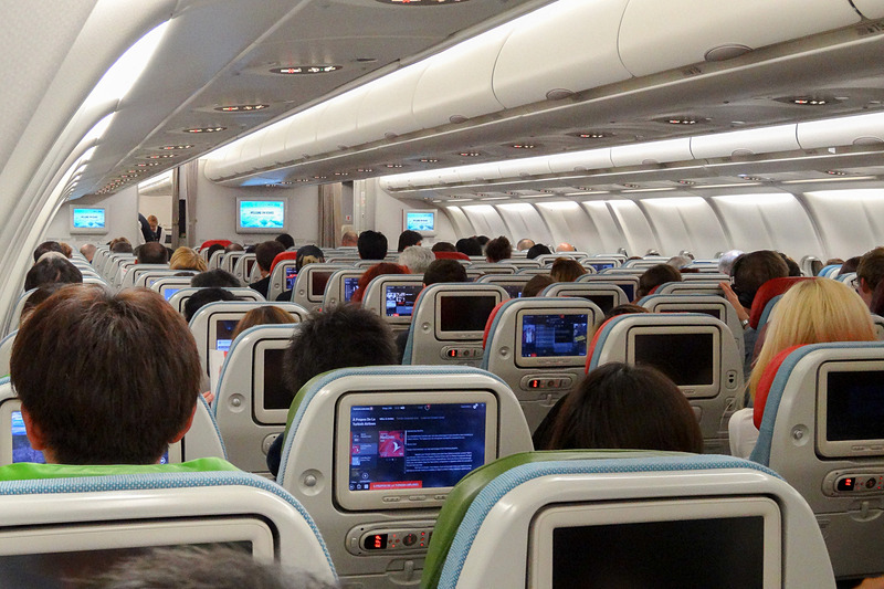 エアバス A330-300型機のエコノミークラス。2-4-2の標準的なレイアウト