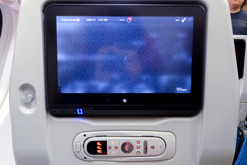 写真左が往路の機材、写真右が復路の機材のシートモニター