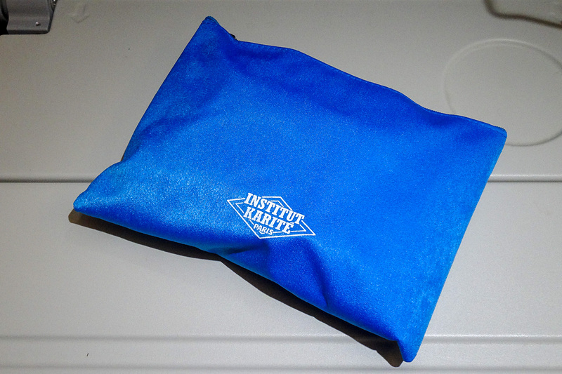 エコノミークラスでもアメニティキットが提供される。往路で提供されたインスティチュート カリテ（INSTITUT KARITE）とコラボしたもの