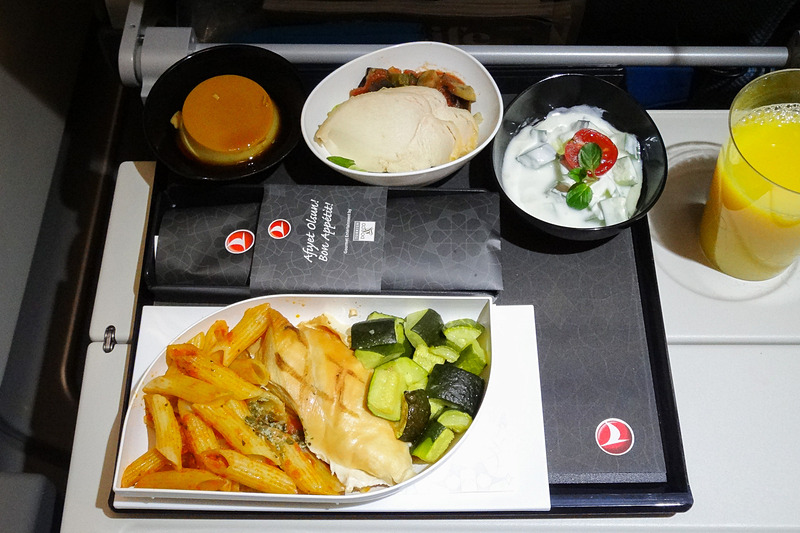 往路の機内食。鶏むね肉のグリルをメインとした洋食を選択