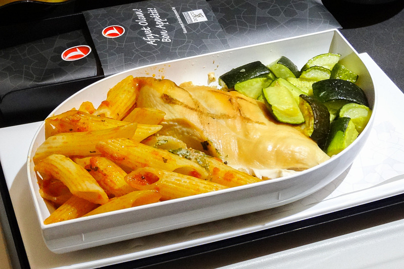 往路の機内食。鶏むね肉のグリルをメインとした洋食を選択