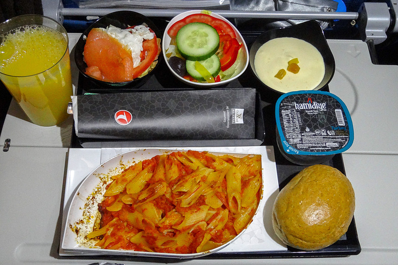 復路の機内食。トマトソースのペンネを選択