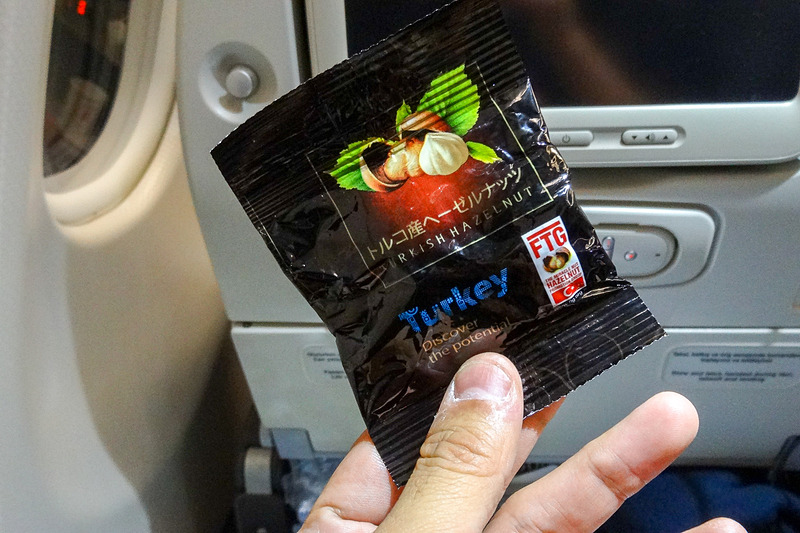 ドリンクとともに出されたスナックは“トルコ産”のヘーゼルナッツ