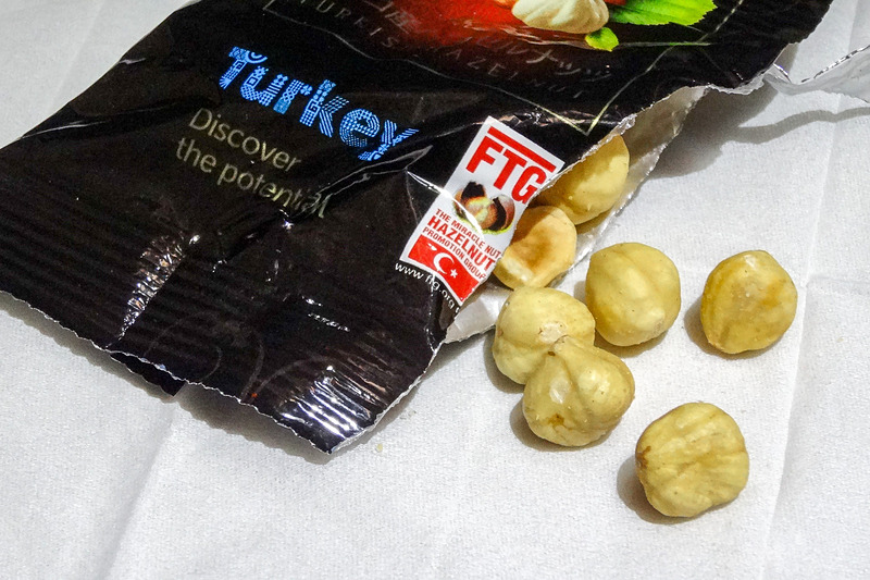 ドリンクとともに出されたスナックは“トルコ産”のヘーゼルナッツ