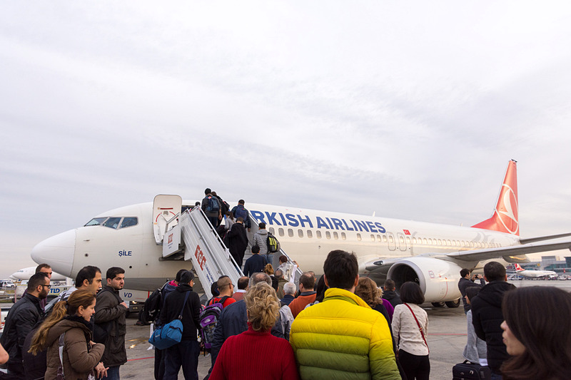 イスタンブールからベオグラードへ向かうTK1081便に搭乗。全席にシートモニターを備えていた。機内食も提供される