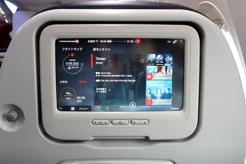 イスタンブールからベオグラードへ向かうTK1081便に搭乗。全席にシートモニターを備えていた。機内食も提供される