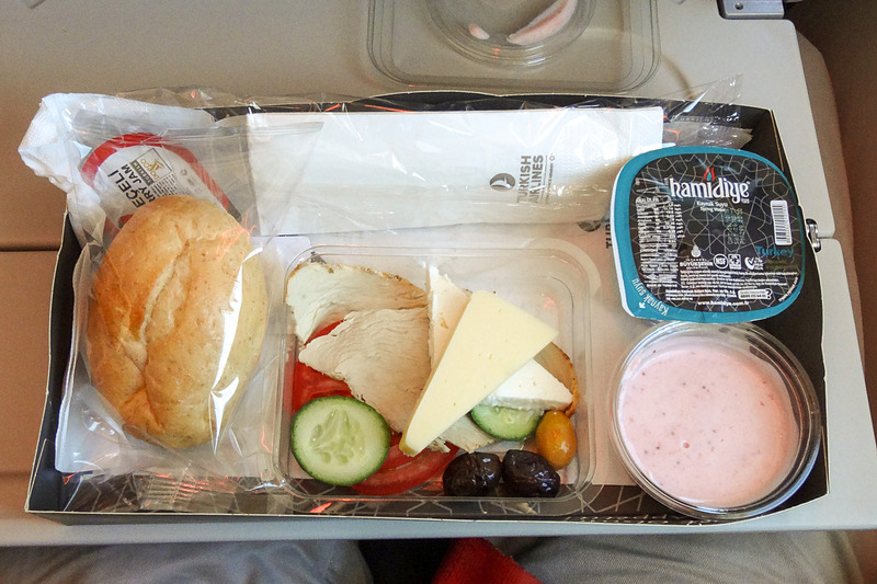 イスタンブールからベオグラードへ向かうTK1081便に搭乗。全席にシートモニターを備えていた。機内食も提供される