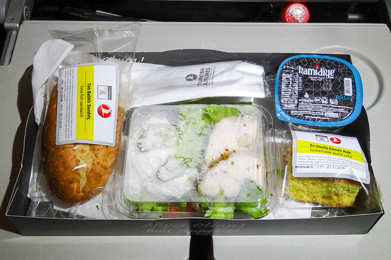 こちらは復路で利用したティラナからイスタンブールへ向かうTK1078便と、その機内食