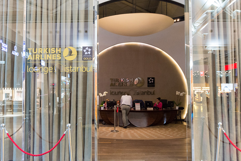 約1000人を収容可能な広大なラウンジ「CIPラウンジ」。食事やドリンクのラインアップも豊富で、ゲームなどもある。無料Wi-Fiインターネットサービスもあり、さまざまなスタイルで待ち時間を過ごせる