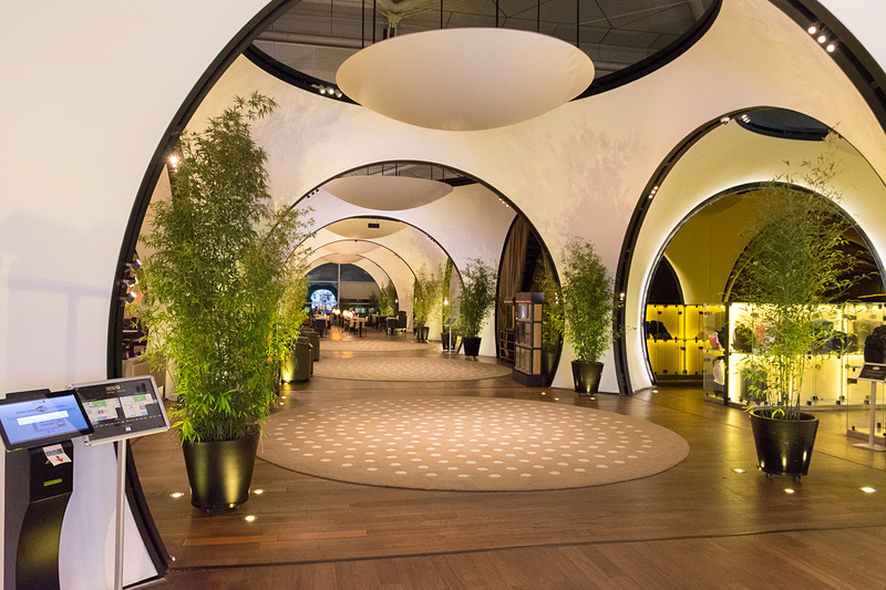 約1000人を収容可能な広大なラウンジ「CIPラウンジ」。食事やドリンクのラインアップも豊富で、ゲームなどもある。無料Wi-Fiインターネットサービスもあり、さまざまなスタイルで待ち時間を過ごせる