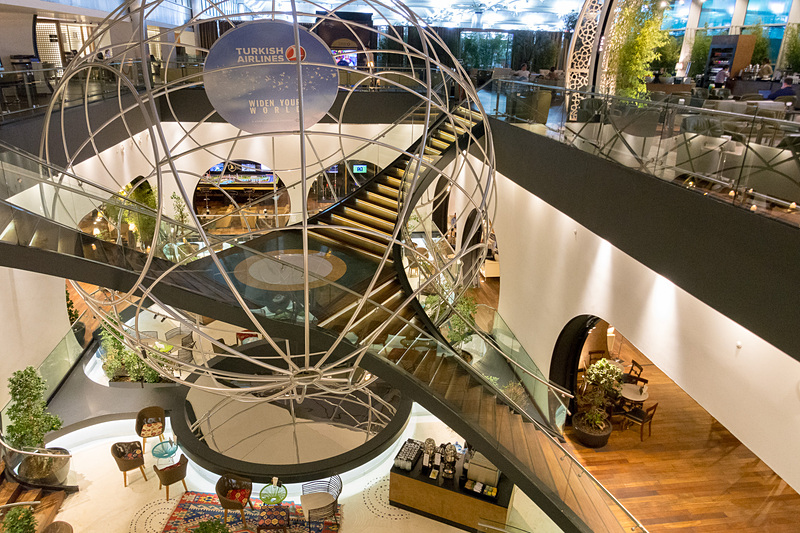 約1000人を収容可能な広大なラウンジ「CIPラウンジ」。食事やドリンクのラインアップも豊富で、ゲームなどもある。無料Wi-Fiインターネットサービスもあり、さまざまなスタイルで待ち時間を過ごせる