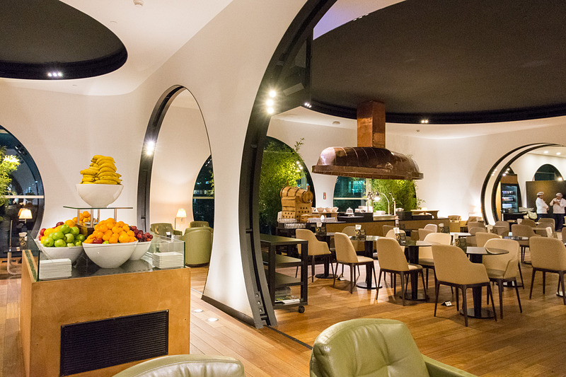 約1000人を収容可能な広大なラウンジ「CIPラウンジ」。食事やドリンクのラインアップも豊富で、ゲームなどもある。無料Wi-Fiインターネットサービスもあり、さまざまなスタイルで待ち時間を過ごせる