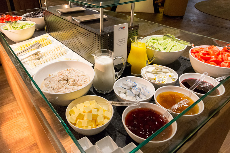 約1000人を収容可能な広大なラウンジ「CIPラウンジ」。食事やドリンクのラインアップも豊富で、ゲームなどもある。無料Wi-Fiインターネットサービスもあり、さまざまなスタイルで待ち時間を過ごせる