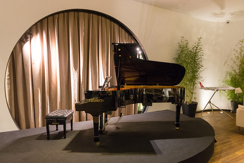 約1000人を収容可能な広大なラウンジ「CIPラウンジ」。食事やドリンクのラインアップも豊富で、ゲームなどもある。無料Wi-Fiインターネットサービスもあり、さまざまなスタイルで待ち時間を過ごせる