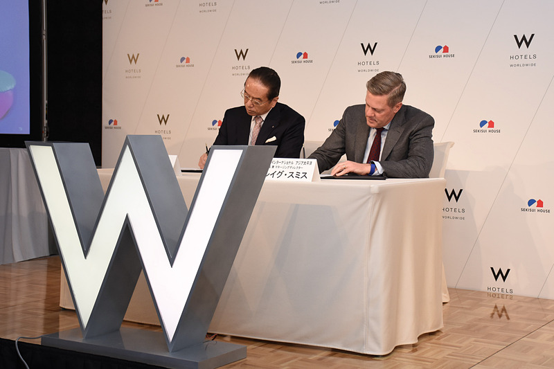 和田勇氏とクレイグ・スミス氏が調印式に臨んだ