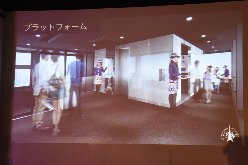 トップデッキへのエレベータを待つプラットフォームでは、フリードリンクのサービスを行なう