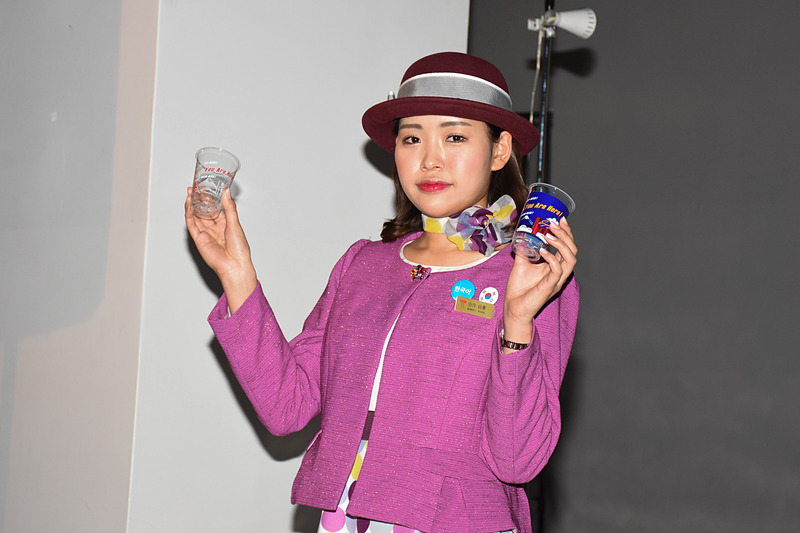 ドリンクサービス用のオリジナルデザインカップ