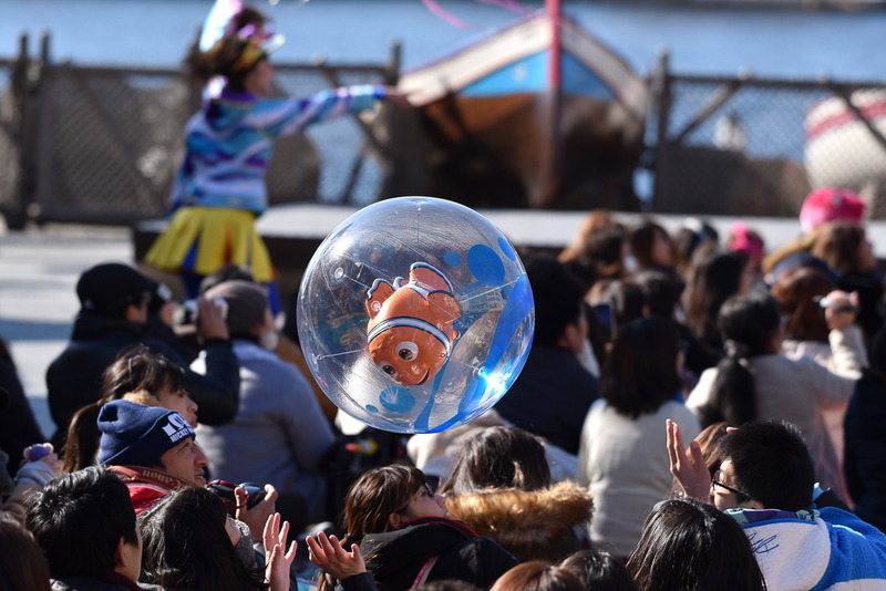 映画「ファインディング・ニモ」と「ファインディング・ドリー」の仲間がこんにちは。バブルが会場を漂う