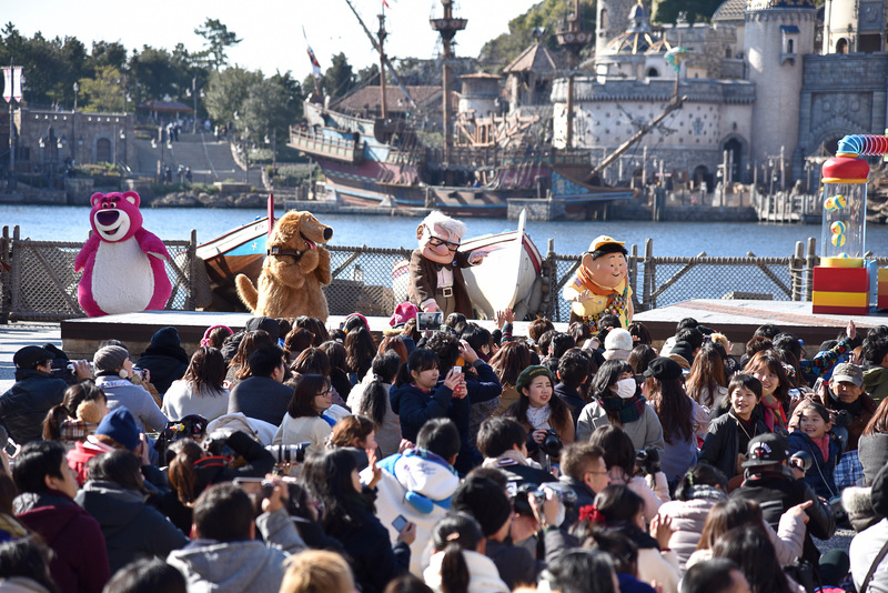 「カールじいさんの空飛ぶ家」からはカールじいさん、ラッセル、ダグ。そして「トイ・ストーリー」シリーズのロッツォ・ハグベアもご挨拶