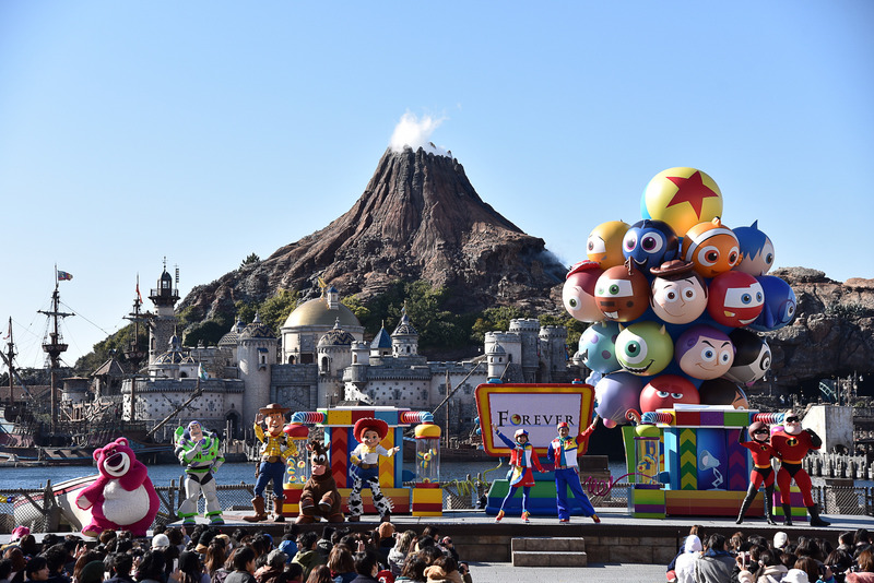 ピクサー・プレイタイム・パルズを象徴する約10mもの巨大なバルーンが上がり、ショーはフィナーレへ！