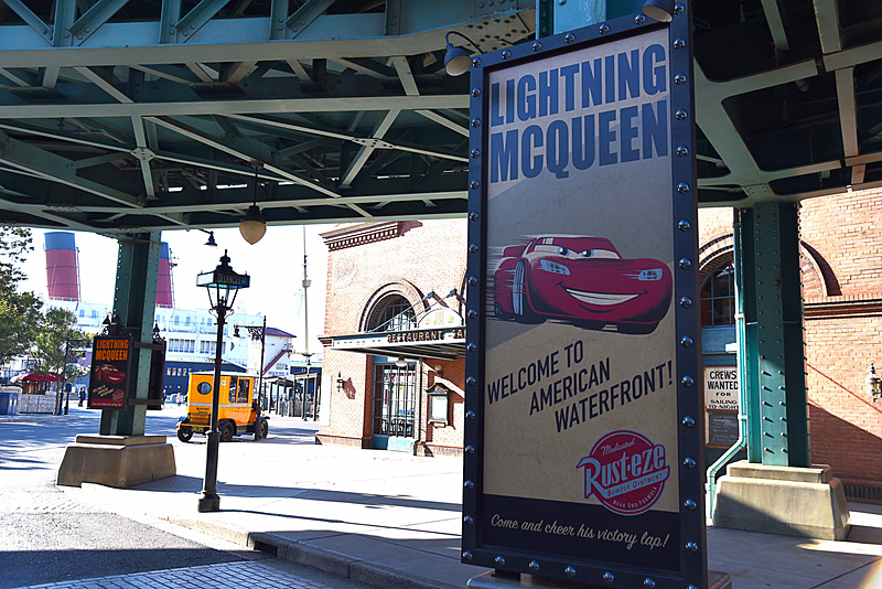 「ライトニング・マックィーン・ヴィクトリーラップ」開催の告知ポスターも高架下に掲げられていた