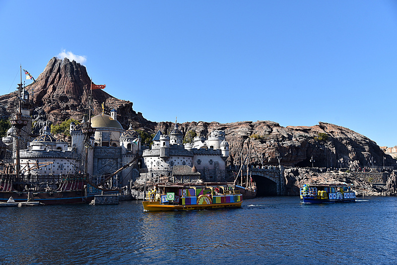 「ピクサー・パルズ・スチーマー」では船上からピクサーの仲間たちが各ポートへ出発