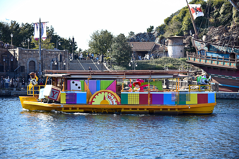 船にはスペシャルなデコレーションが施されている。オモチャがたっぷりな映画「トイ・ストーリー」シリーズの一艘