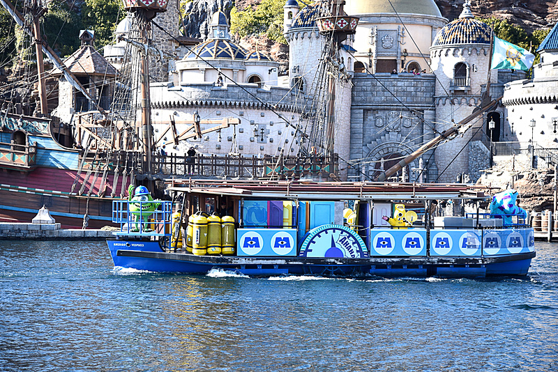 笑い声を溜めるためのエネルギータンクがたっぷり船に積まれた映画「モンスターズ・インク」シリーズの船。子供部屋のクローゼットに通じるドアの影をよく見ると……