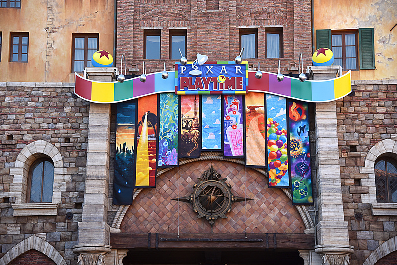 ミラコスタ通りの入口ではスペシャルイベントのロゴがお出迎え。ルクソーJr.やルクソーボールもちょこんと載っている