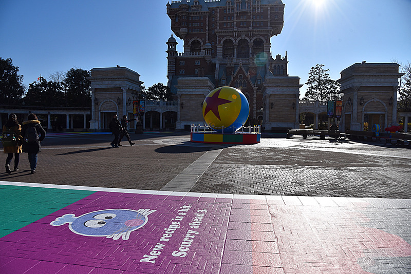 ウォーターフロントパークには、ボードゲームのマス目があり、実際に遊べる仕様