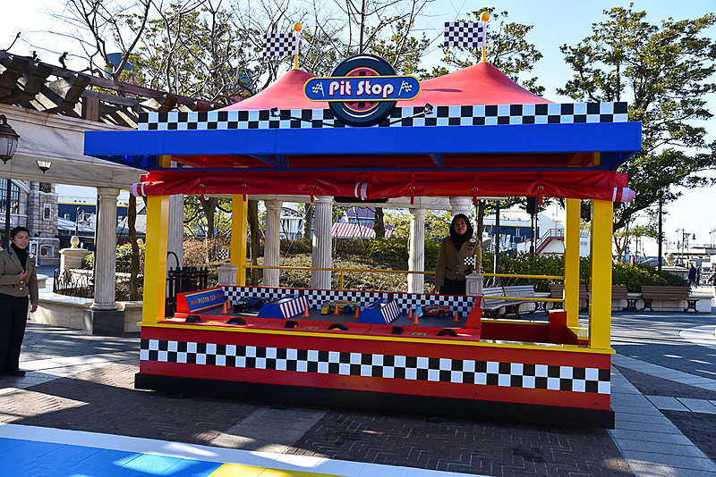 タイヤ交換のエキスパートグイドたちと一緒にライトニング・マックィーンたちのタイヤ交換が手伝えるゲームブース。なかなかの難しさでかなり盛り上がる