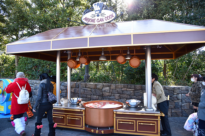 レミーと一緒に料理の仕上げを学べるブースではぐつぐつと大鍋で煮えるスープに野菜を手際よくいれるゲームでチームワークが試される