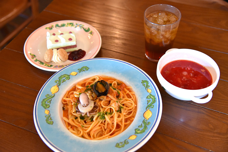 「モンスターズ・インク・セット」（1780円）は「ベジタブルクリームスープ」、リングイネから1品、スペシャルデザートから1品とドリンクのセットとなっている