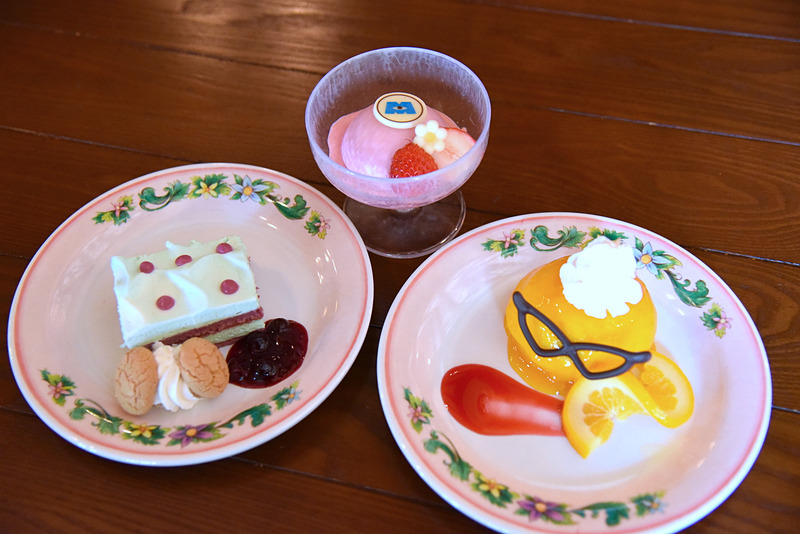 デザートは3種類。左から「マスカルポーネクリームケーキ」、中央が「ストロベリーパンナコッタ」、右が「オレンジムースケーキ」