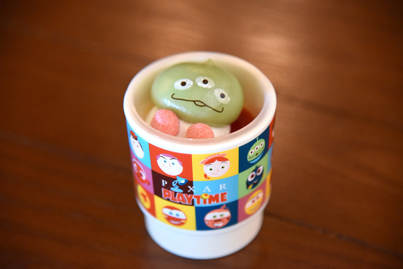 「クリーミーカスタード＆リトルグリーンまん、スーベニアカップ付き」（750円）