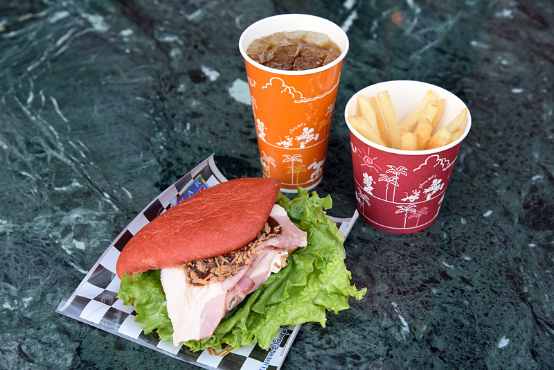 真っ赤な車体そのままの見た目がうれしい「ライトニング・サンド（ローストポーク＆チーズ）」がメインの「スペシャルセット」（1150円）