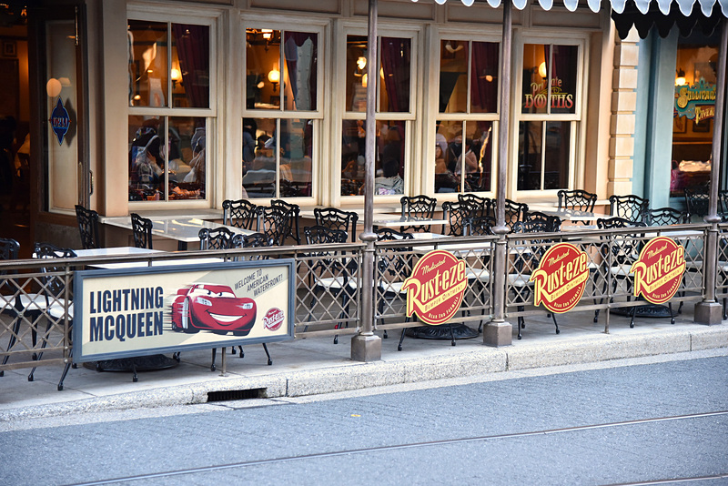 ライトニング・マックィーンのスポンサーでカーワックスの製造会社のラスティーズのロゴもばっちり発見