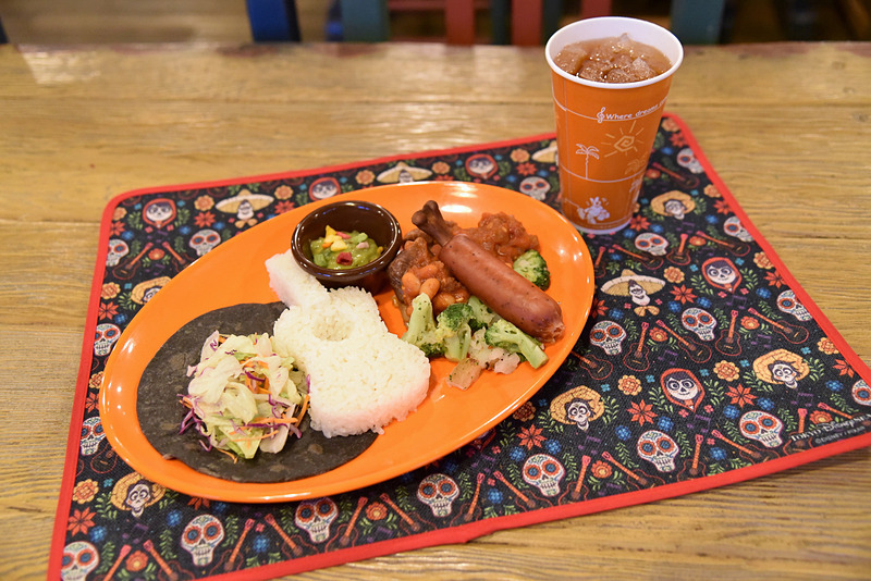 3月16日に日本公開のディズニー/ピクサー映画最新作「リメンバー・ミー」をテーマにした「ミゲルのおすすめセット」（1580円）。プラス500円で「スーベニアランチョンマット」を付けることができる