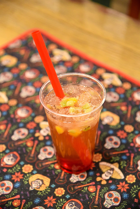 「『リメンバー・ミー』ドリンク（スパークリングフルーツ）」（340円）は作品の印象的なワンシーンを味わいで表わした1杯