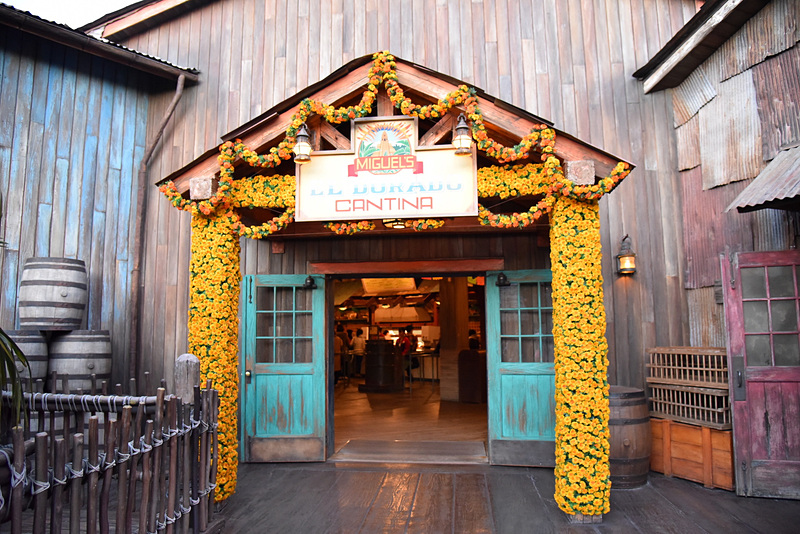 「ミゲルズ・エルドラド・キャンティーナ」には映画「リメンバー・ミー」なデコレーションが盛りだくさん。マリーゴールドでエントランスも華やか