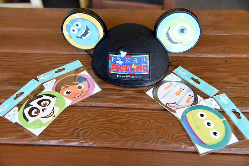 「ピクサー・プレイタイムのイヤーハット」（1800円）。「ステッカー」（各200円）を貼ってカスタマイズも。リトルグリーンメンやカモメ、最新作「リメンバー・ミー」のヘクターとミゲルまで幅広く揃う