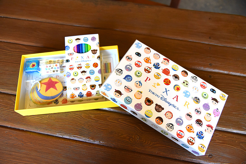 キャラクターたちが全面に描かれた「ステーショナリーセット（キッズ用）」（3800円）