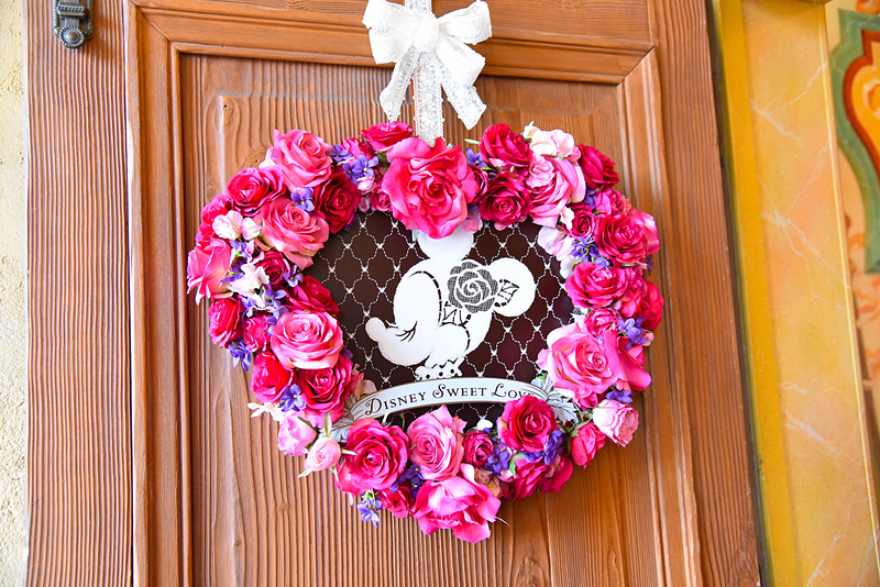 「ヴェネツィアン・カーニバル・マーケット」の扉には“ディズニー・スウィート・ラブ”のリースをデコレーション